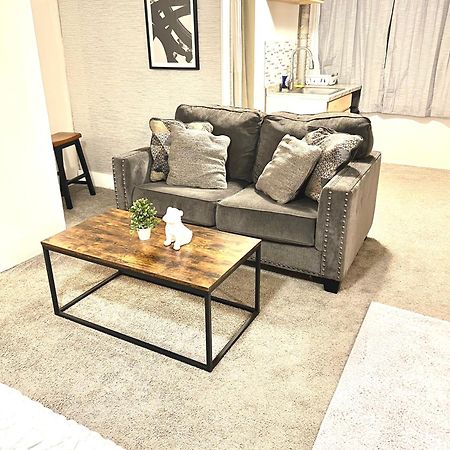 Two Bedroom Villa Studio With Fireplace & Living Room Detroit Bagian luar foto