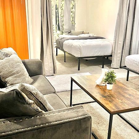 Two Bedroom Villa Studio With Fireplace & Living Room Detroit Bagian luar foto