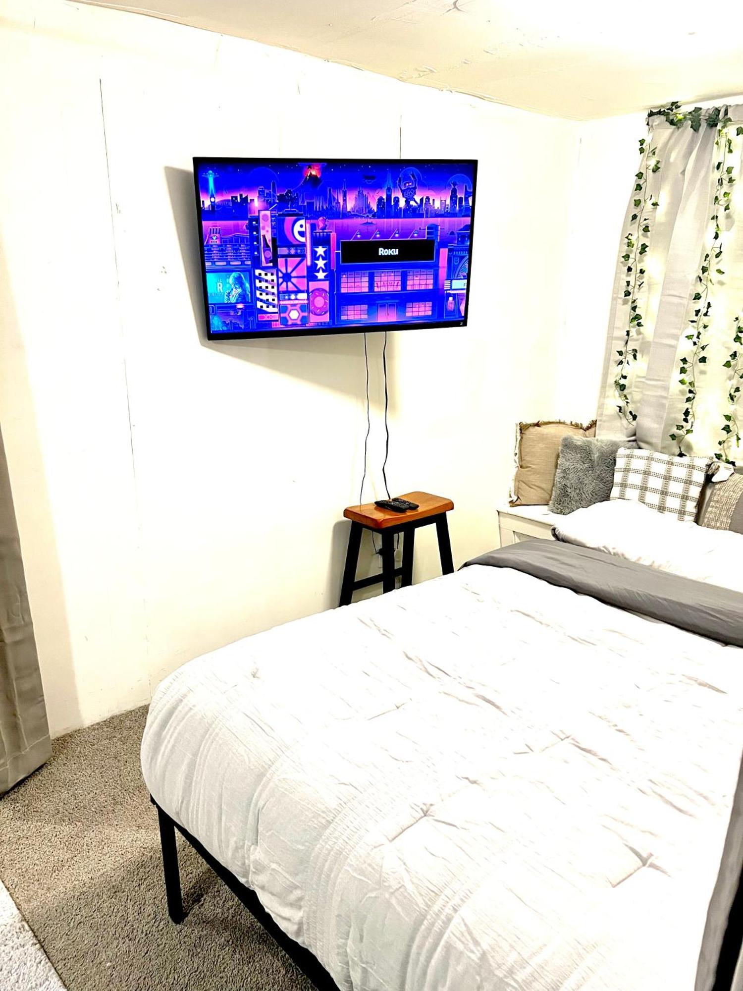 Two Bedroom Villa Studio With Fireplace & Living Room Detroit Bagian luar foto